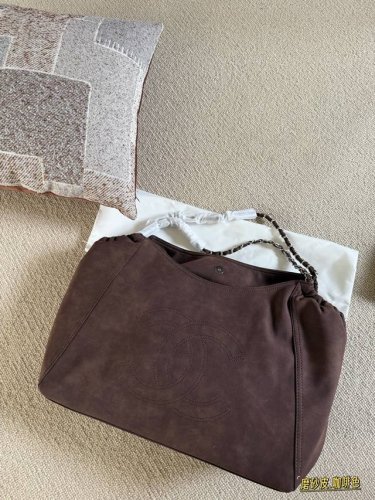 Unboxed Size: 44*28cm New styles ready Used Chanel new shopping bag! Faye Wong a