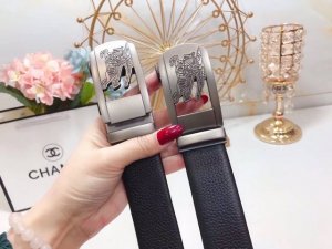 Exclusive photos of Burberry's automatic slides. Hand-stitched cowhide with imp