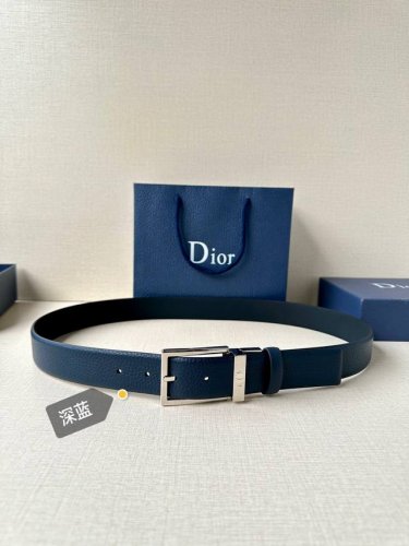 This 35mm belt blends elegance with modern style. It features a reversible desi