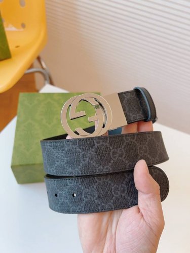 gucci This Double-Sided Leather Belt Cleverly Combines Gg Supreme Canvas And