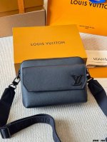 Replica This Fastline messenger bag is crafted from supple cowhide leather (DDD)