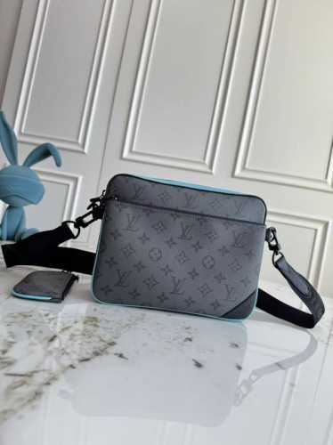 M11648 This new version of the 11645 men's three-piece messenger bag series, the