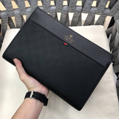 Gucci 's latest Gucci clutch features a spacious interior. This new Gucci bag is