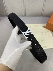 This Lv Iconic reversible belt combines Monogram Empreinte leather and soft cowh