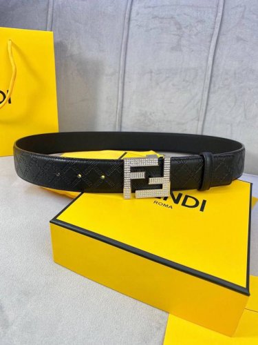Width 4.0cm Fendi This belt is paired with a double F diamond-studded steel buck