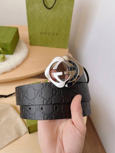 Gucci Interlocking G Buckle, in hot De Bos Sed Gucci signature leather with a de