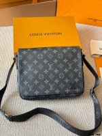 Replica Lv Louis Vuitton District men's black old flower medium shoulder messeng