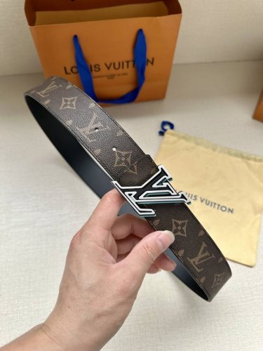 Lv Speed Double-Sided Belt With Contrasting Metal Buckles Exuding A Dynamic Styl