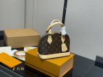 Comes with a folding box and airplane box. Size: 25*18cm. Lv Alma shell bag. Un