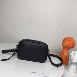 Bvlntrecciato woven leather crossbody bag, dual-purpose, zipper closure, the spa