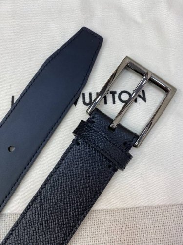 Lv classic series belt adopts Lv Logo metal ring design, suitable for casual and