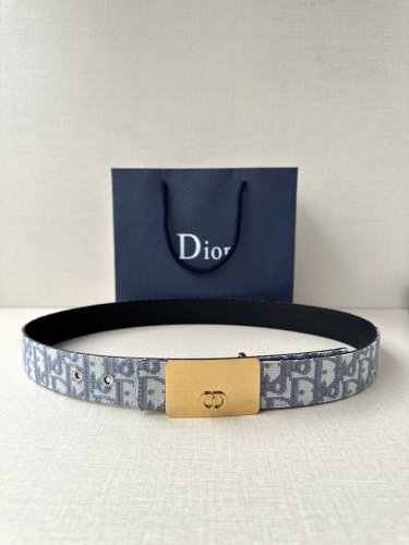 Width 3.5Cm This stainless steel metal belt buckle from Dior is a new addition t