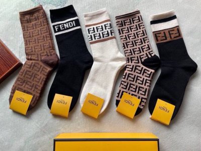 Special Fendi Fendi Fendi new women's mid-tube rabbit fur socks. Key points: rab