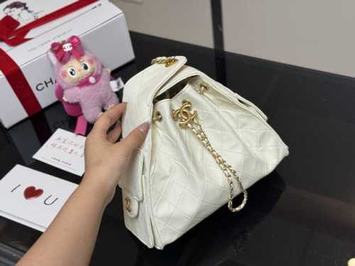 comes with a folding box Chanel 25 Bag, the small size is absolutely stunning T