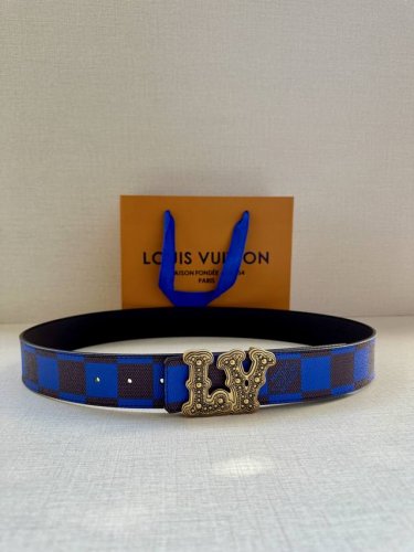 This 4.0 wide Lv Initiales double-sided belt is from the spring and summer mensw