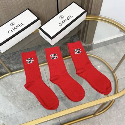 Comes with packaging, one box contains three pairs of Chanel red and festive Ne
