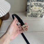 This Dior belt is crafted from smooth cowhide and features a classic metal Cd b