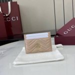 This premium Gg Marmont card holder is expertly crafted from light pink V-shaped