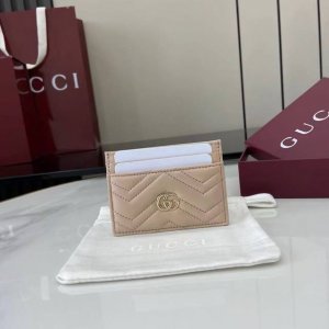 This premium Gg Marmont card holder is expertly crafted from light pink V-shaped