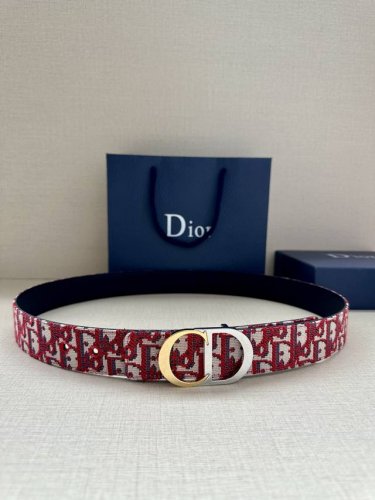 Width 3.5cm This belt buckle is a new Dior piece, continuing the classic design