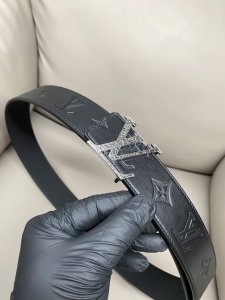 Louis Vuitton 4.0 Hot-pressed 3D calfskin high-quality steel buckle gold and whi