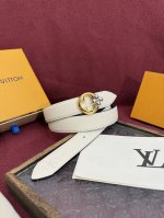 Lv Flowergram 30Mm belt boasts an exquisite design, combining versatility with a