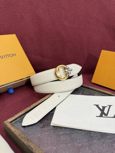 Lv Flowergram 30Mm belt boasts an exquisite design, combining versatility with a