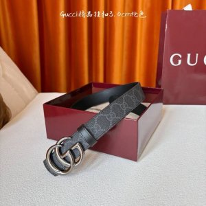 This Gucci 30mm belt features a soft Gg Supreme canvas on one side and black ca