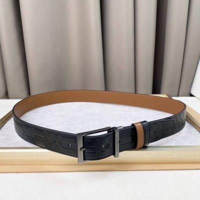 New Burberry belt, Italian grained leather, featuring a buckle and brand logo de