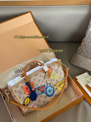 Comes with a box Size: 30*21cm Badge style! Flight series! So pretty Come check