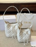 Replica lambskin Dior's new D-Motion series handbag uses a low-key luxury style