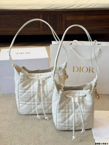 Replica lambskin Dior's new D-Motion series handbag uses a low-key luxury style