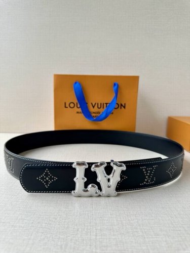 This 4.0-width Lv leather belt is crafted from smooth leather and adorned with