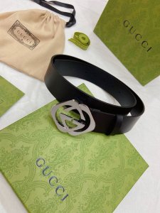 Gucci Matte black leather belt with interlocking G buckle detail. Black leather,