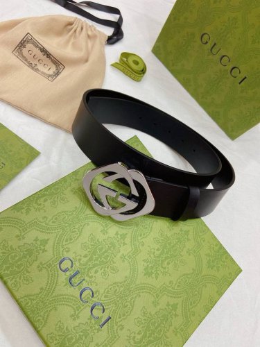 Gucci Matte black leather belt with interlocking G buckle detail. Black leather,