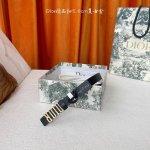 Dior's reversible belt has a removable buckle. Crafted from smooth cowhide, it i