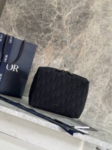 This travel clutch is practical and stylish. Crafted from materials such as beig