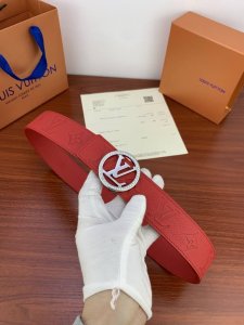 4.0 Width This Shape belt features the classic yet chic Initials buckle. This Ta