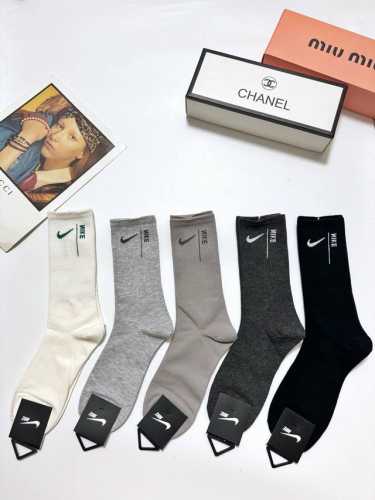 Packaged 5 pairs per box Nike classic logo knee-high socks, super popular on In