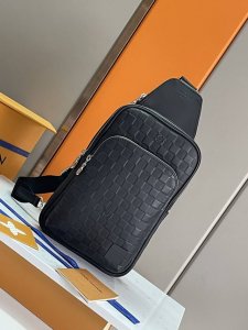 Original, original design, featuring all-steel hardware. This Avenue shoulder b