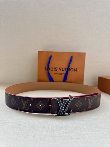 This 4.0-width Louis Vuitton Initiales reversible belt is available in a variety