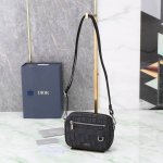 Ref: 2Esws011Yky_H03E This classic Safari messenger bag with a shoulder strap i