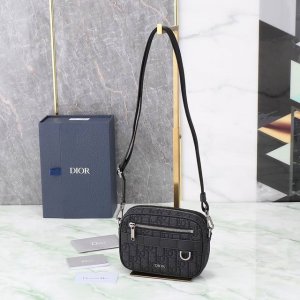 Ref: 2Esws011Yky_H03E This classic Safari messenger bag with a shoulder strap i