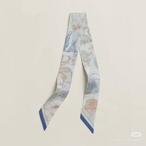 Hermes "Wonderland" Twilly scarf Twilly scarf 100% silk This small silk accesso