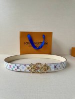 the end of the olive-shaped belt, injecting a soft style into the slender design