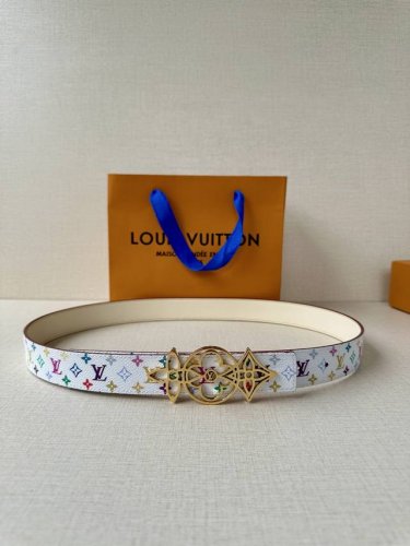 the end of the olive-shaped belt, injecting a soft style into the slender design