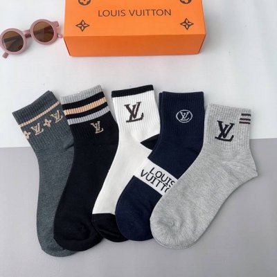 5 pairs of Louis Vuitton men's mid-calf socks (packaged in one box). Made of pu