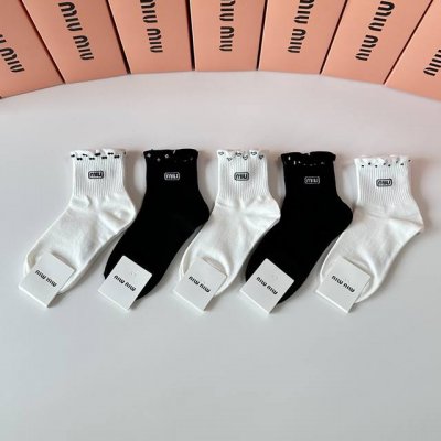 Special packaging from the boutique! Miu Miu's new mid-calf socks, slouch socks