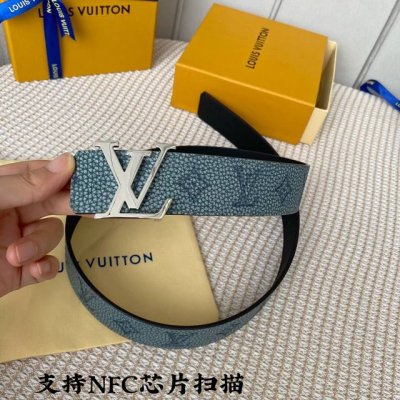 40mm wide, new arrival! The LV Shape reversible belt features a large blue logo