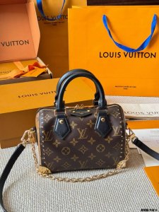 Replica cowhide and steel P 2025 early spring catwalk pillow bag Lv Louis Vuitto